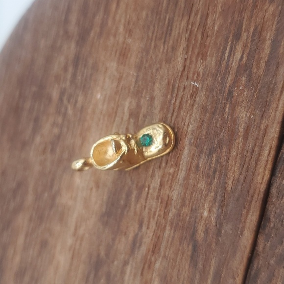 Gold filled‎ booty baby shoe pendant emerald crystal - Picture 1 of 2